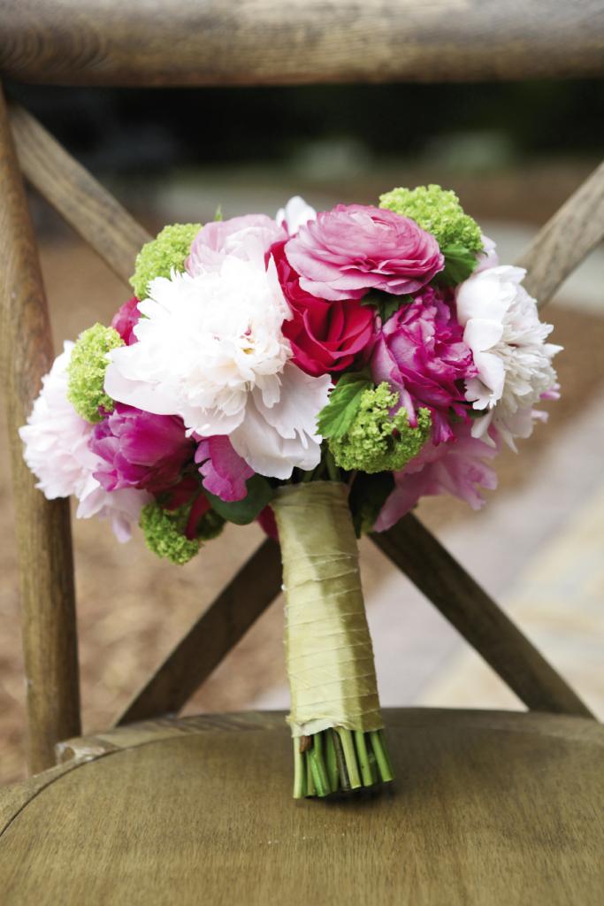 PINK &amp; GREEN: Florist Sara York Grimshaw of SYG Designs pulled in bright green accents to add drama to Michelle’s bridal bouquet.