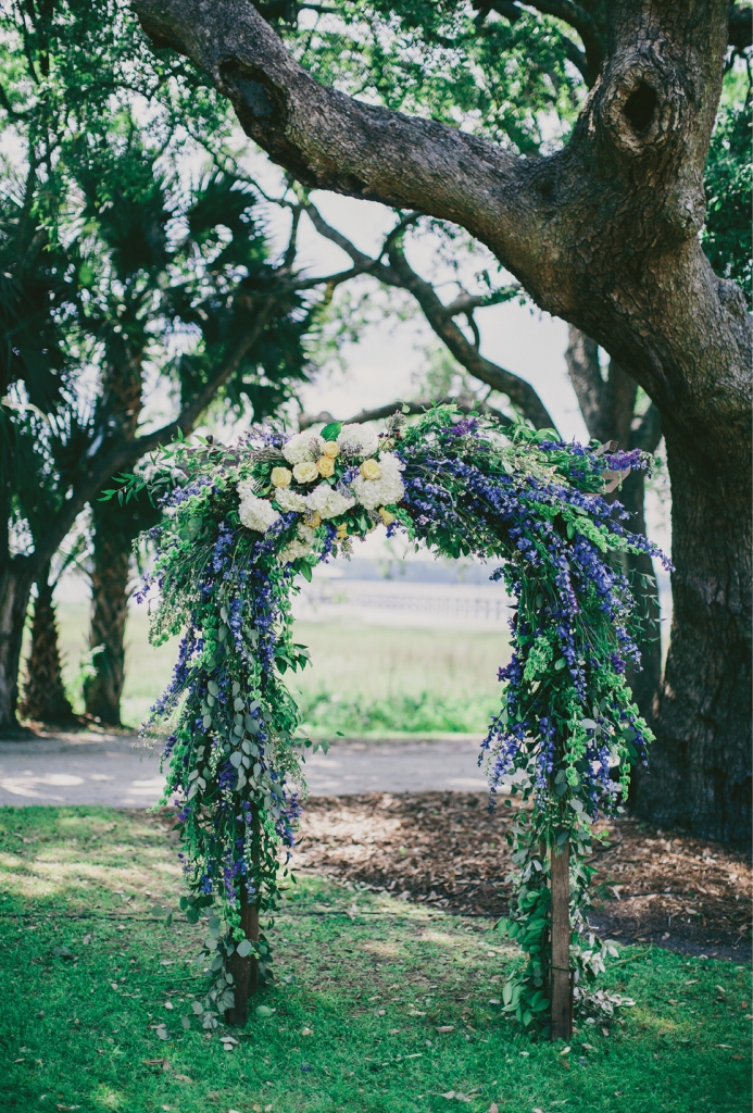 Photograph by Hyer Images. Floral arch by Loluma.
