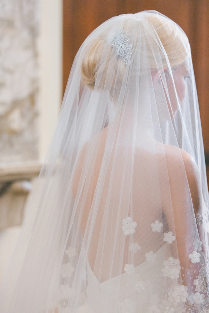 Bride&#039;s gown and veil by Oscar de la Renta. Image by Elisabeth Millay Photography.
