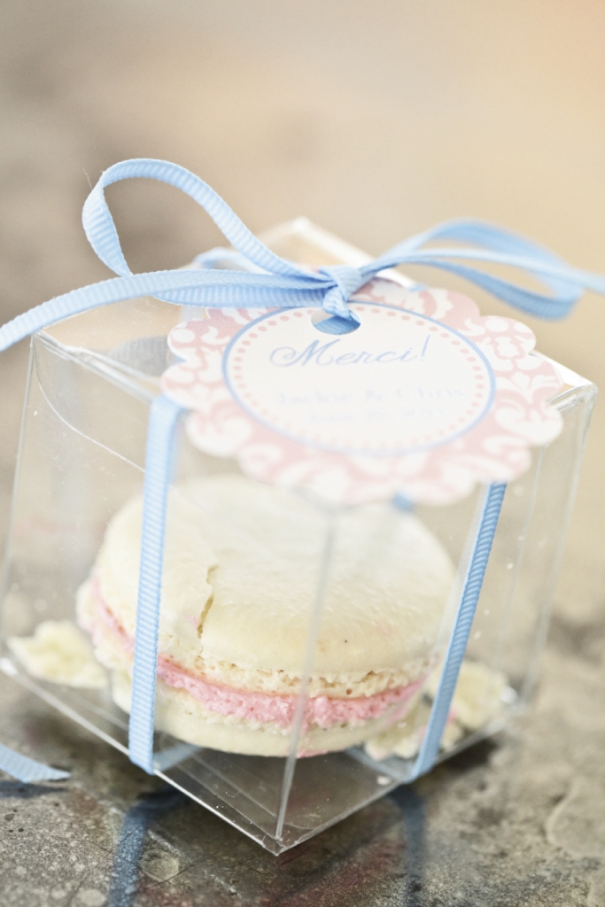 SWEET SET: For continuity, the same ribbon that bound the guides tied off the favors and the macaroons’ pink tags (and filling) repeated the same cheery pink seen on the dinner chargers.