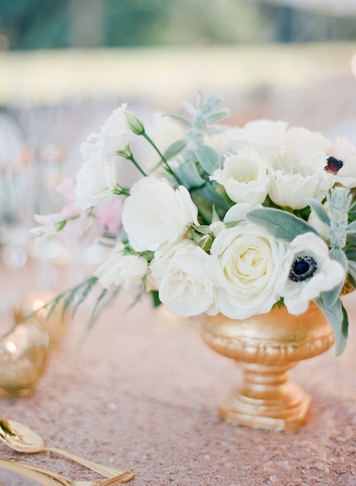 Florals by Charleston Stems. Image by KT Merry Photography.