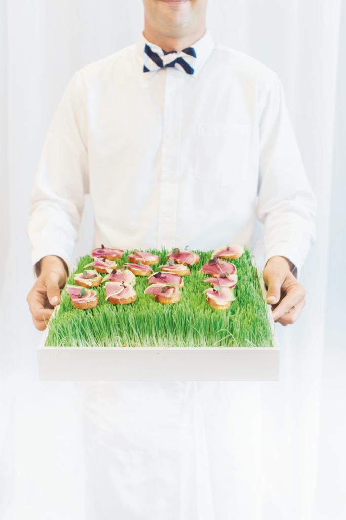 Small bites were displayed in custom-made boxes that doubled as trays. Here, rainbow radishes sit atop whipped ricotta and crostini. (this page, bottom left) Soirée incorporated a touch of the Hamptons (Annie’s wish) with boxwood hedges.