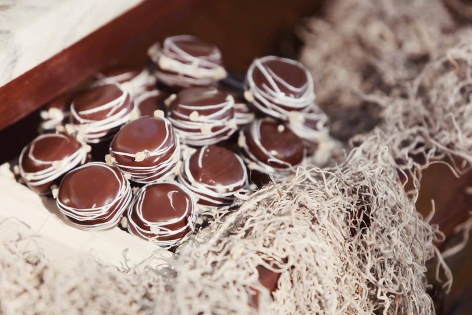 SAILORS&#039; SWEET TOOTH: Twenty Six Divine prepared specialty rum &#039;n coke cake pops for the skippers—displayed in wood boxes decorated in moss for an earthy effect.