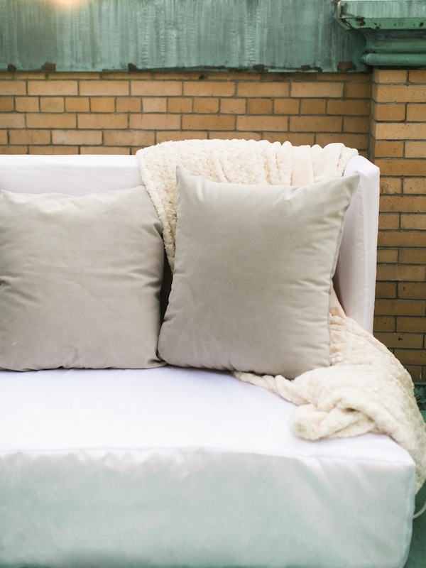 Luxe cream blankets placed outside brought an inviting, cozy feel to the brisk evening.