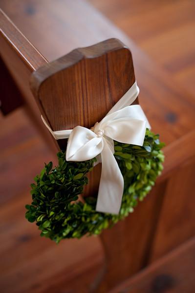 RING AROUND THE POSIE: Boxwood wreaths tied with cream-colored silk ribbons wove the receptions preppy palette into the ceremony