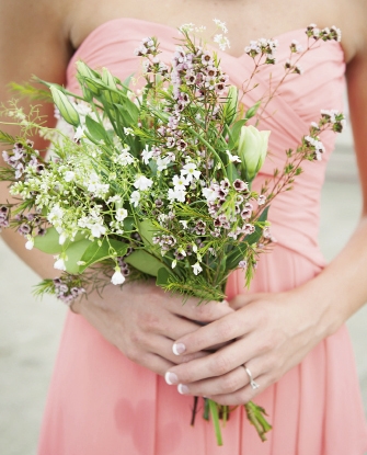 To keep things casual, bridesmaids carried bundles of baby’s breath, lisianthus, oleander, and waxflower rather than neat, tidy bouquets.