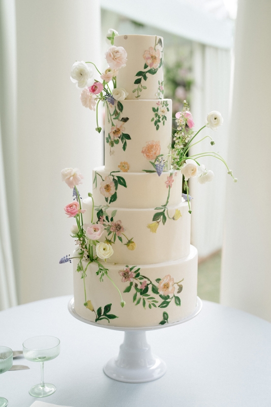 An elegant wedding cake shared the same design as the hand-drawn invitations.