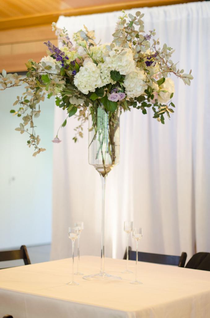 Florals by Sara York Grimshaw Designs. Rentals by Snyder Events. Image by Ava Moore Photography.