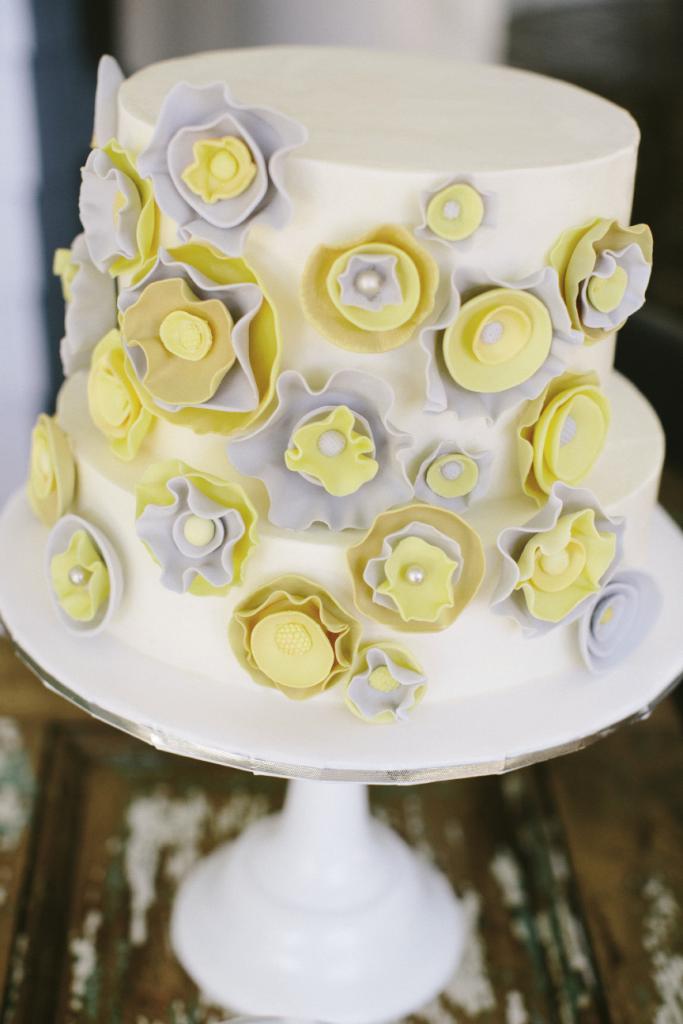 FACTOR FIVE: The couple commissioned five  confections from Deb Reed of DeClare Cakes—this one featured yellow and gray fondant flowers.