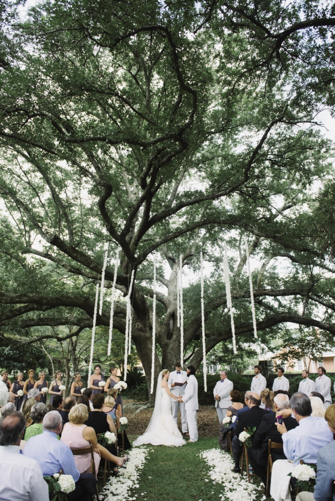 PERFECT BLEND: “Instead of juxtaposing styles to combine different aesthetics,” says Lindsey, “try marrying the concepts simply.” Case in point? Using classic white blooms to accentuate an already picturesque setting.