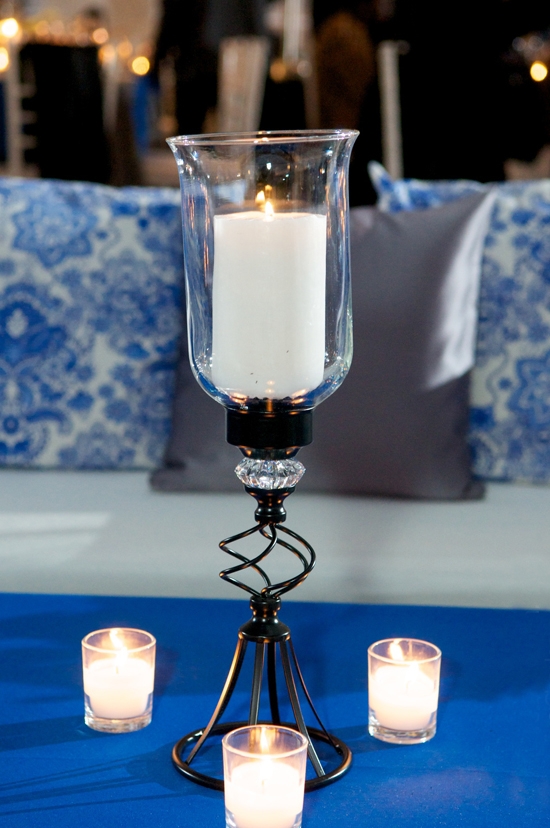 LI GHTEN UP: Candles glowed from glass vessels for a clean, classic effect.