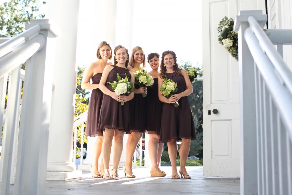 MIX AND MATCH: The chocolate brown bridesmaids’ dresses all fell just above the knee—their cut, however, varied from maid to maid.