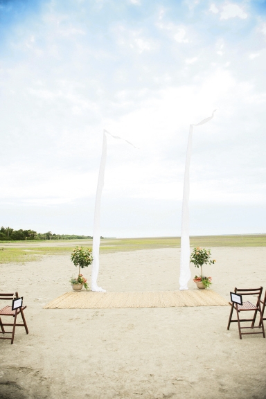 A LIGHT TOUCH: Twin white sails defined the altar while letting the scenery star.
