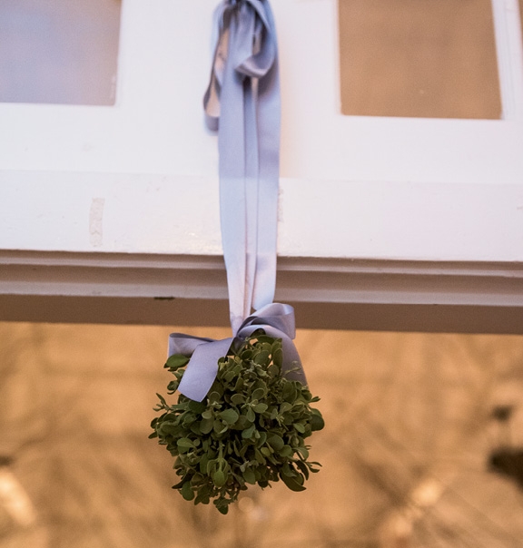 Fresh mistletoe dotted the reception site.