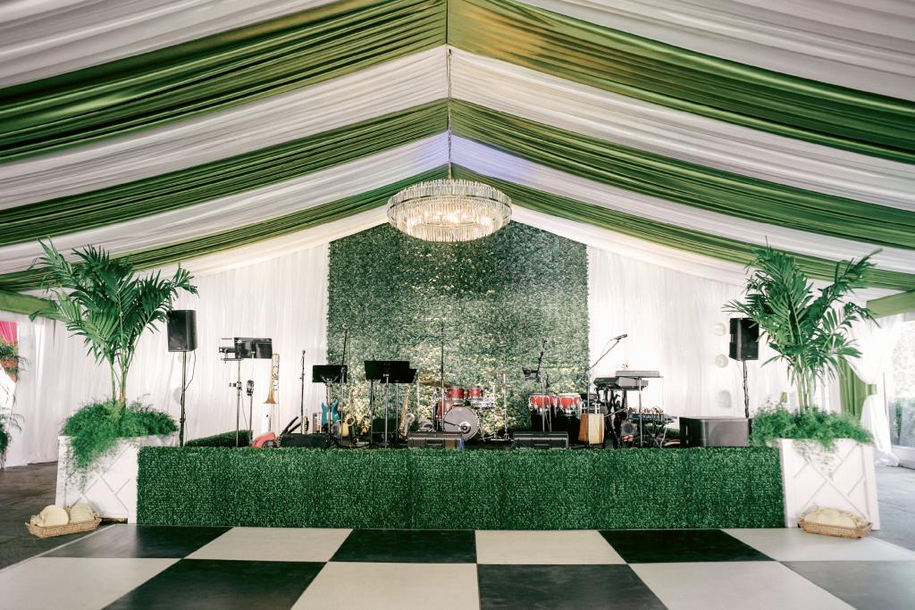 Boxwood walls framed the aptly named Emerald Empire Band. Palm hand fans (of course) sat at the ready for overheated dancers. (above) Taylor used “The Hills” font on the cocktail napkins, as it was the closest she could find to that of the Beverly Hills Hotel sign.