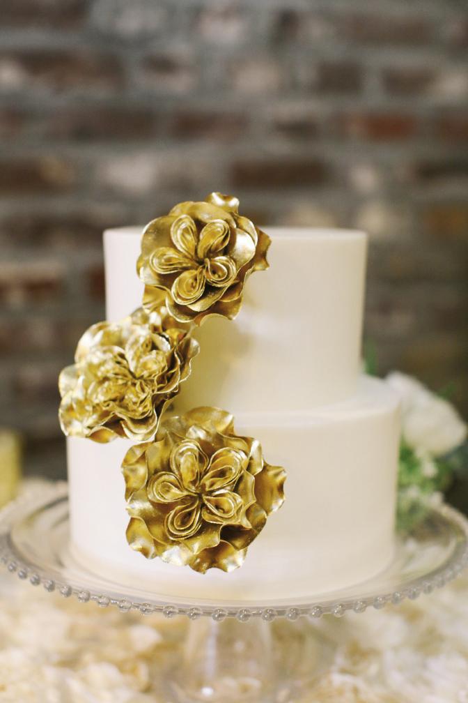 Molly Lawson of D’lish adorned this cake with handmade gilt flowers.