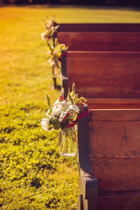 SIMPLY CHIC: Pew markers consisted of fresh white and red blooms nestled in Mason jars which Tiger Lily tied to church pews.