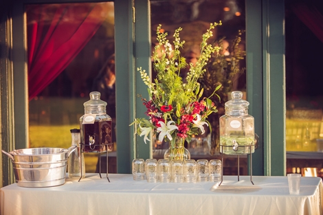 HOW KIND: Iced tea and citrus-infused water were on hand for guests who needed a little sip of something before the ceremony, and throughout the nice.