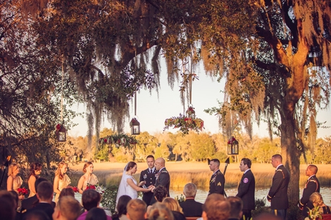 A RIVER RUNS THROUGH IT: The couple exchanged vows just steps from the Ashley River along a stretch where most of Charleston&#039;s remaining plantations lie.